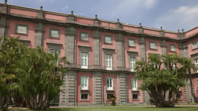 Muzeum Capodimonte w Neapolu we Włoszech - piękny pałac z bogatą kolekcją dzieł sztuki
