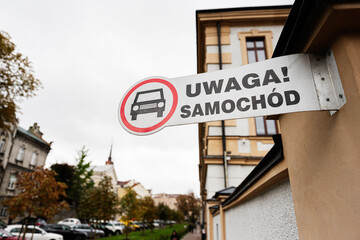 Obraz premium Warning sign for cars on a building in Tarnow Poland street scene