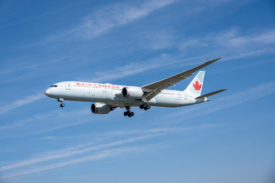 Air Canada Boeing 787 Dreamliner on approach to Heathrow Airport. Forward view