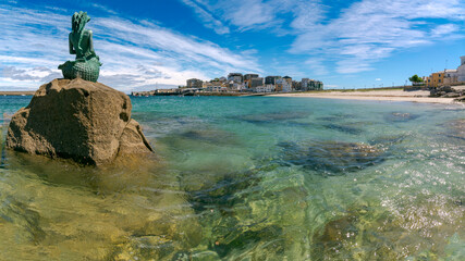 Playa de O Torno en San Cipri&aacute;n con vistas al puerto, San Cipri&aacute;n, Cervo, Lugo, Galicia, Espa&ntilde;a