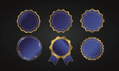 金と青のバッジ