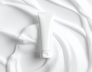 白いクリーム状の泡と白いチューブモデル容器　化粧品商品撮影　モック素材
