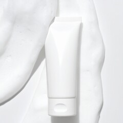 白いクリーム状の泡と白いチューブモデル容器　化粧品商品撮影　モック素材