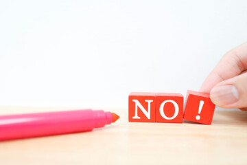 赤いブロックのNO！メッセージ。拒否と禁止のイメージ。
