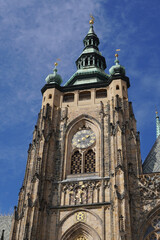 Obraz premium Beautiful aerial and detailed view of St. Vitus Cathedral in Prague Castle, Czech Republic, showcasing Gothic architecture, gargoyles, stained glass, and the historic city skyline.
