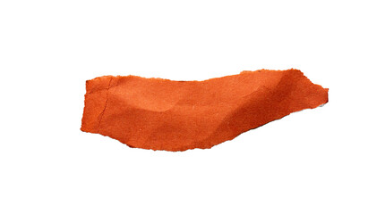 Fragmento irregular de papel rasgado color naranja sobre fondo negro