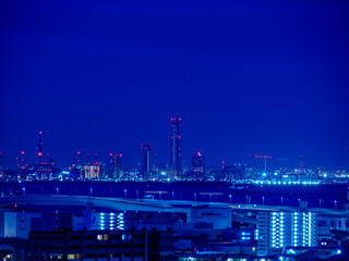 Obraz premium 夜明け前の都市景観 神戸岡本の高台から市街地と大阪湾を隔て大阪市街地を臨む