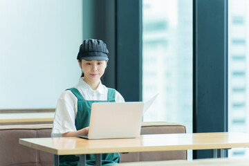 パソコンで事務仕事をする飲食店スタッフ