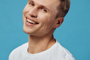 Obraz premium Smiling happy young caucasian man wear white shirt isolated on blue background studio portrait digital detox concept