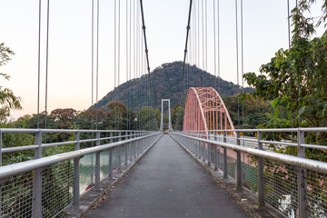 山と大きな吊り橋