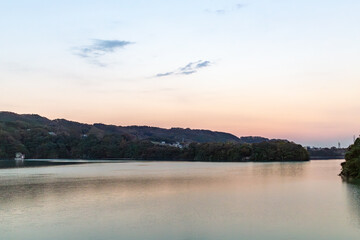 美しい夕暮れと広い湖