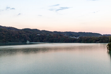 美しい夕暮れと広い湖