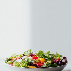 신선한 채소와 토마토로 구성된 건강한 비건 샐러드 음식 사진