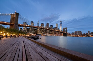 Fototapeta premium マジックアワーに輝く摩天楼と歴史的な橋のランドスケープ