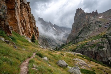 Obraz premium Mountain path amidst cliffs and fog