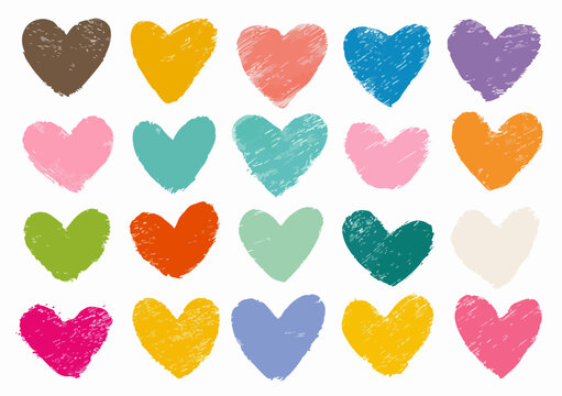 Cuori colorati stilizzati disegnati a mano su sfondo bianco, stile graffiato.