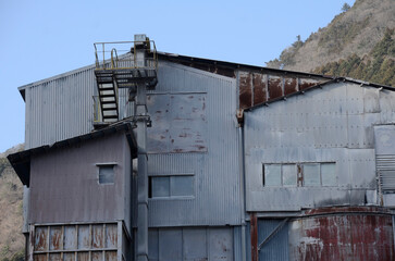 山中の工場