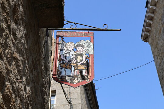 Vieille enseigne drapeau d'une &eacute;cole, enseigne vintage, village de Moncontour, d&eacute;partement des C&ocirc;tes d'Armor, Bretagne, France