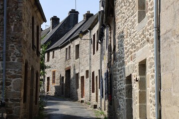 Vieille rue typique, village de Moncontour, département des Côtes d'Armor, Bretagne, France