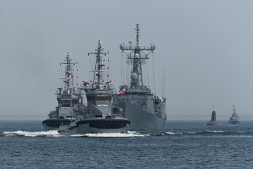 Fototapeta premium WARSHIPS OF THE POLISH NAVY - The Oliver Hazard Perry class guided missile frigate and tgs is sailing at sea