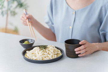 ざるうどんを食べる女性