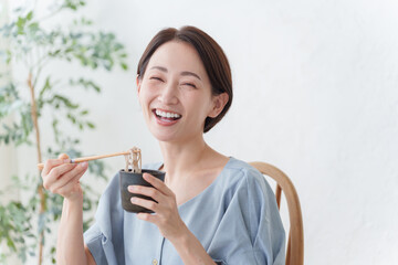 ざるそばを食べる女性