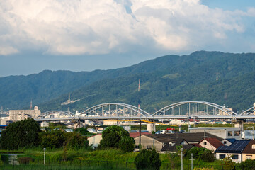 街中に現れた、川を横断する巨大な水管橋・水道橋
