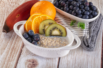 Oats porridge with blueberry, kiwi and orange