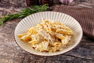 Creamy pasta Alfredo with chicken