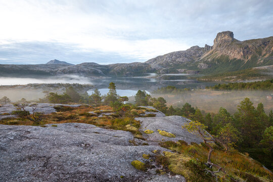 Magischer Morgennebel am Steigtindvatnet vor dem majest&auml;tischen Steigtinden in Norwegen bei Bod&oslash;.