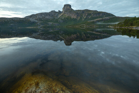 Morgentraum &uuml;ber dem stillen Steigtindvatnet bei Bod&oslash;. Spiegelung des Berges kurz vor Sonnenaufgang.