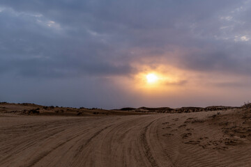Piste dans le désert du Namib au crépuscule