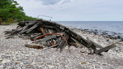 Schiffswrack Swik am Geröllstrand  am Wanderweg Trollskogsstigen im Naturreservat Trollskogen auf der Insel Öland © turtles2