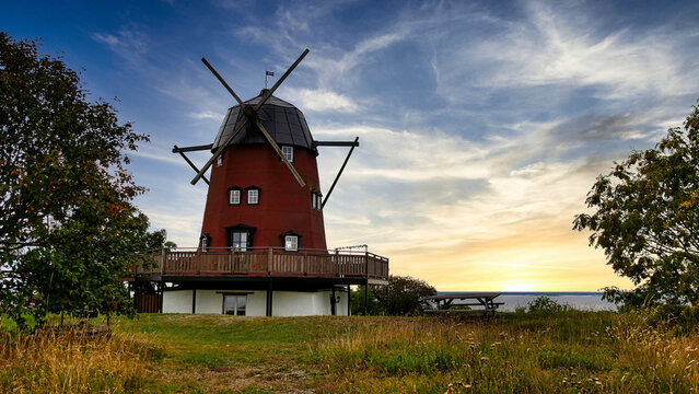 Windm&uuml;hle auf der Insel &Ouml;land in Schweden bei einem herrlichem Sonnenuntergang 