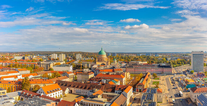 Potsdam weiter Blick &uuml;ber die Skyline Potsdamer Landeshauptstadt St. Nikolai Kirche in der Mitte, alter Markt, Landtag Brandenburg, Marstall, Fimmuseum. Luftaufnahme Richtung Babelsberg im Herbst