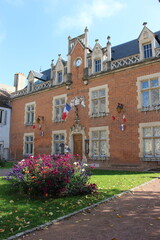Auxonne, façade de l'hôtel de ville de biais