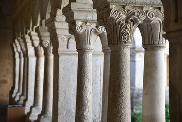 Fototapeta premium Cloître de l'abbaye de Sénanque dans le Vaucluse. France 