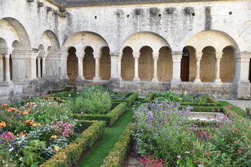 Obraz premium Cloître de l'abbaye de Sénanque dans le Vaucluse. France 