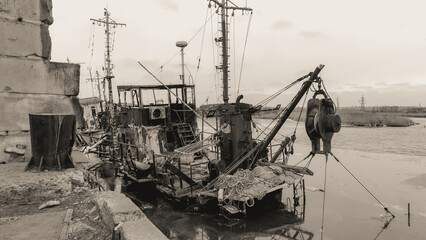 Obraz premium sunken and broken ships in a destroyed port in Ukraine during the war