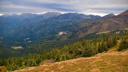 Obraz premium autumn hiking in seckauer alpen austria