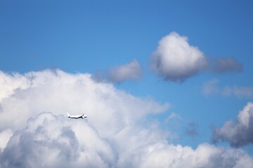 青空を飛ぶ飛行機
