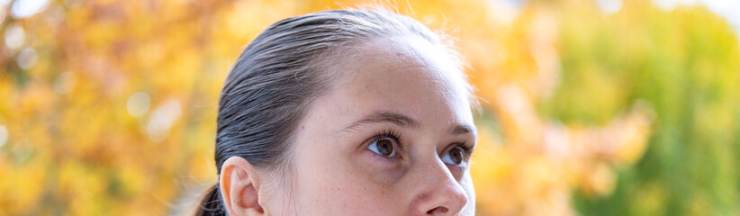 Obraz premium close-up portrait young woman, background golden leaves, emotional portrait, natural beauty, and confidence genuine emotion, happiness, and authentic human connection, self-care contemplation