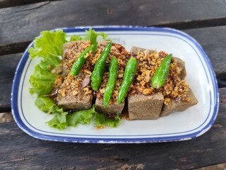 Fried tofu topped with fried garlic and fresh chili