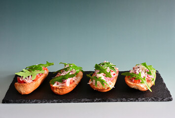 Bruschetta mit Tomaten und Knoblauch auf der Schieferplatte
