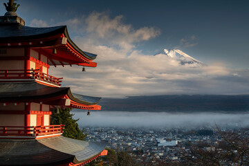 Obraz premium Fujiyoshida, Japan Beautiful view of mountain Fuji and Chureito pagoda 