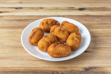 Traditional homemade croquettes with thick chicken and ham béchamel, perfectly browned and sprinkled with freshly chopped parsley