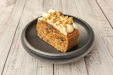 Coffee cake with an intense espresso aroma, filled with coffee buttercream and decorated with chocolate chips.
