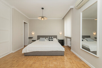 Bridal suite with a 200 cm wide bed with a solid wood headboard, linen bedspread, and decorative pillows in neutral tones