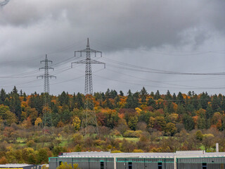 Hochspannungsmasten im herbstlichen Mischwald