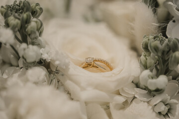 Eheringe auf weißer Blüte – romantisches Hochzeitsdetail